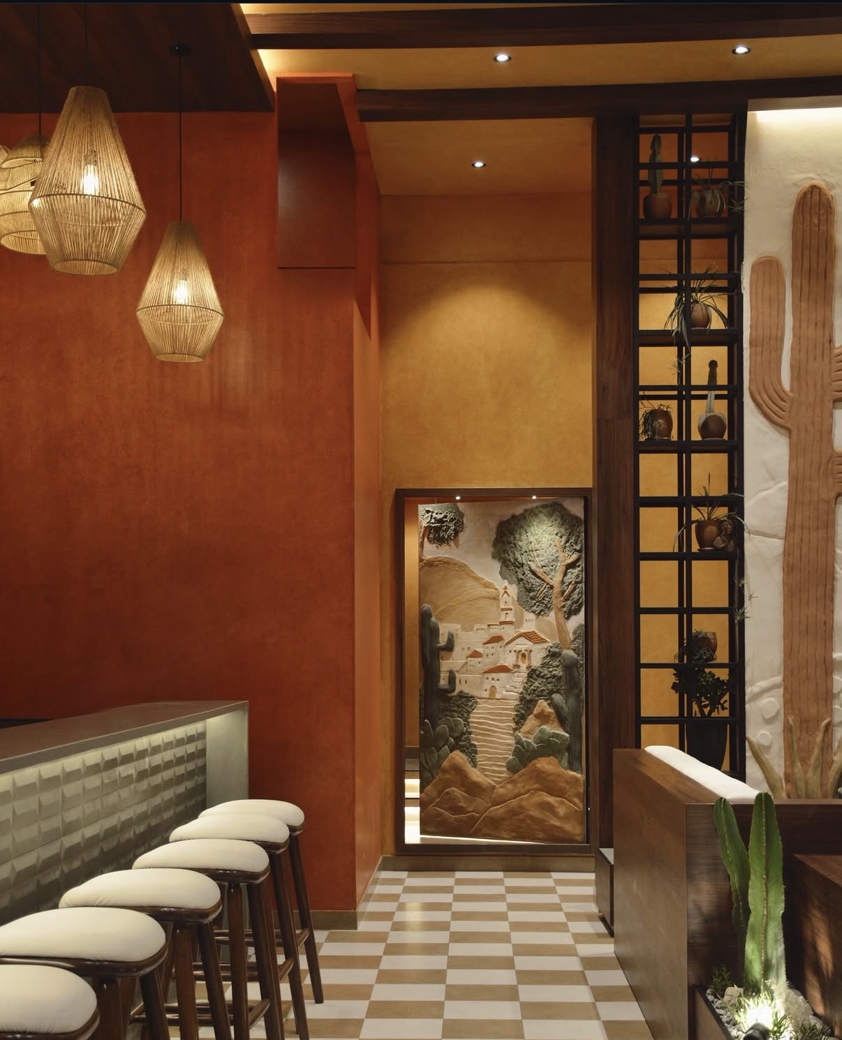 Mural en bajorrelieve del pueblo colonial dentro de la cantina
